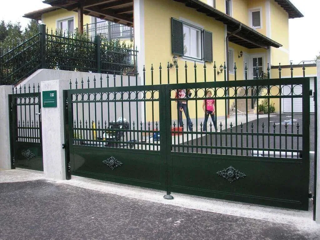 aluzaun-nice-22 Schmiedeeisernes Tor NICE mit Zwischenlatten