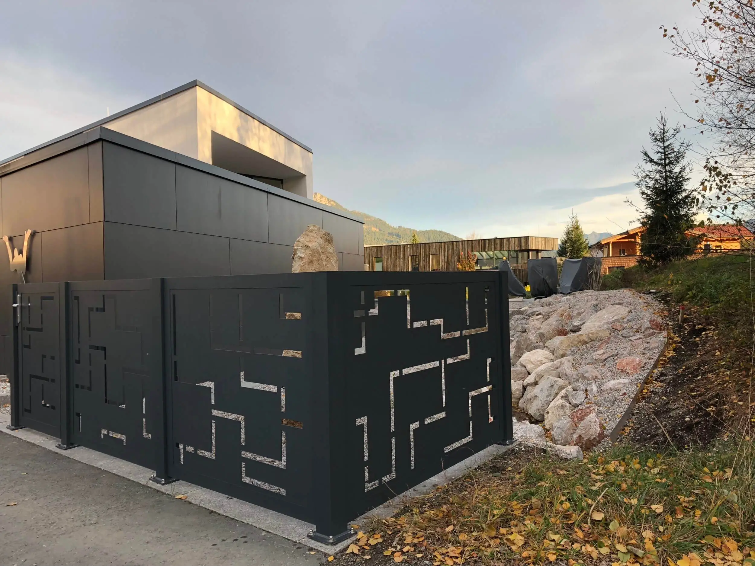 Gefraestes blech designzaun MONTANA elmar titelbild