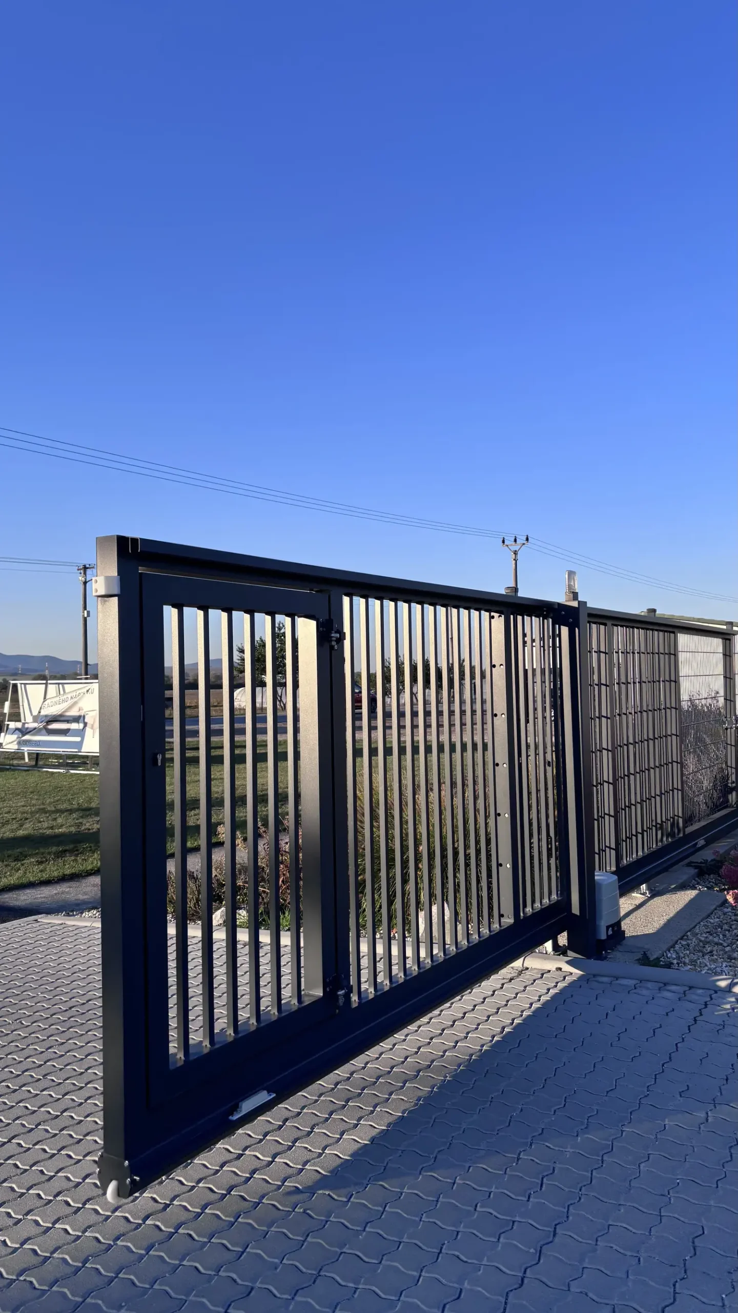 Freitragendes Schiebetor mit integrierter Schlupftür